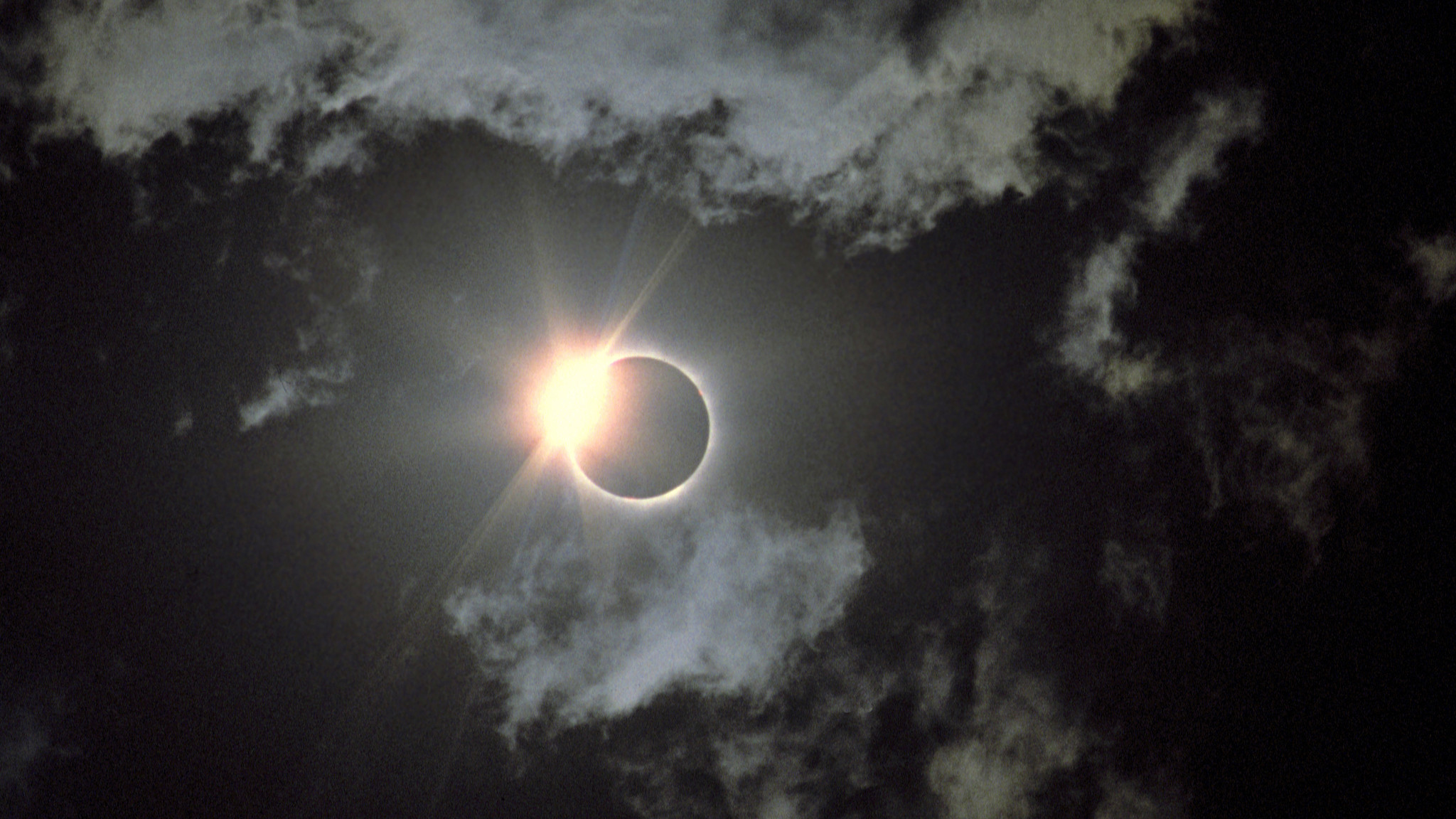 Затмение 2026 года. Eclipse Solar затмение. Кольцевое солнечное затмение. Кольцеобразное затмение солнца. Солнечное затмение 20 апреля 2023 года.